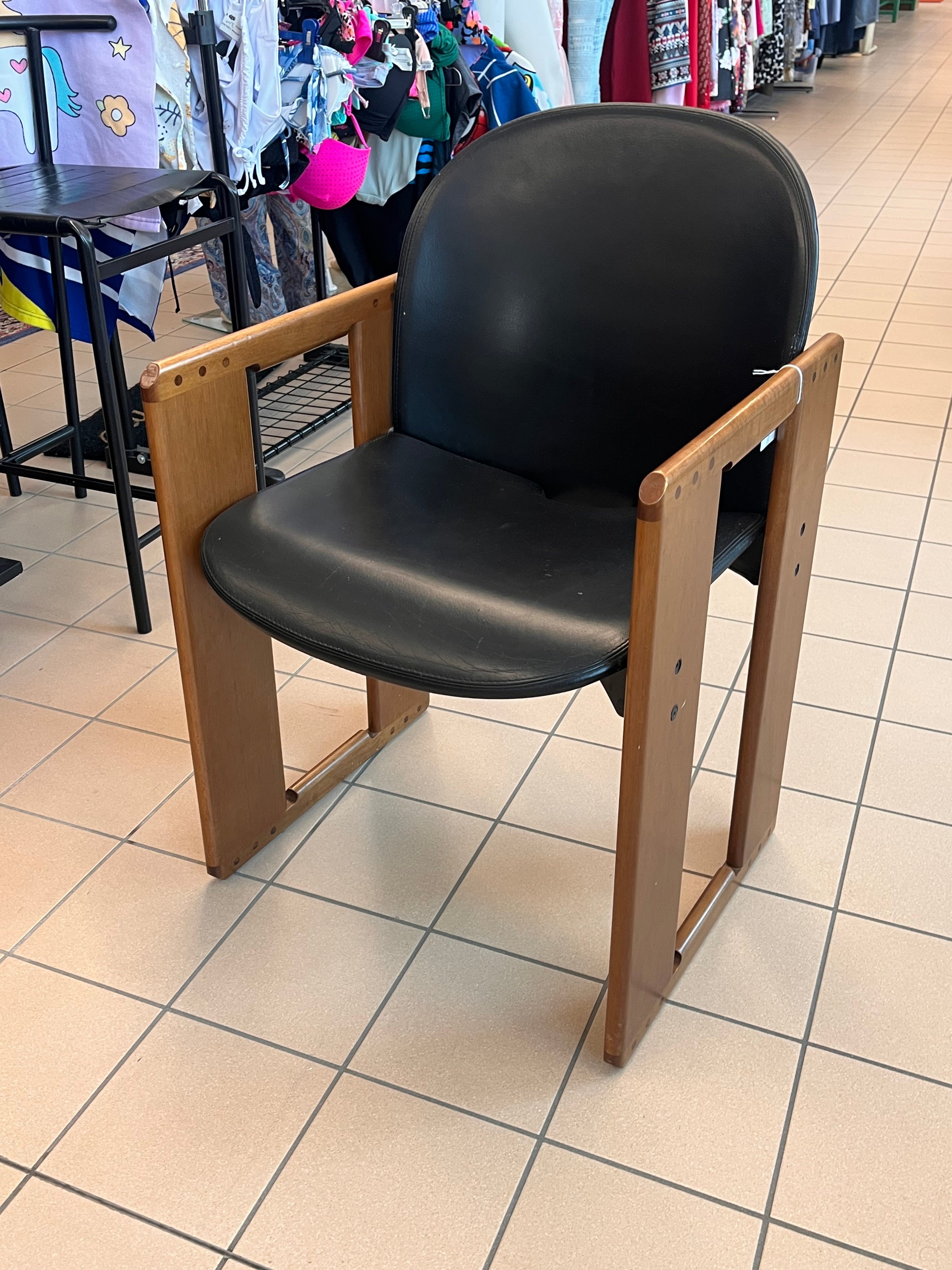 Sedia Dialogo Struttura Legno E Seduta Pelle Afra E Scarpa